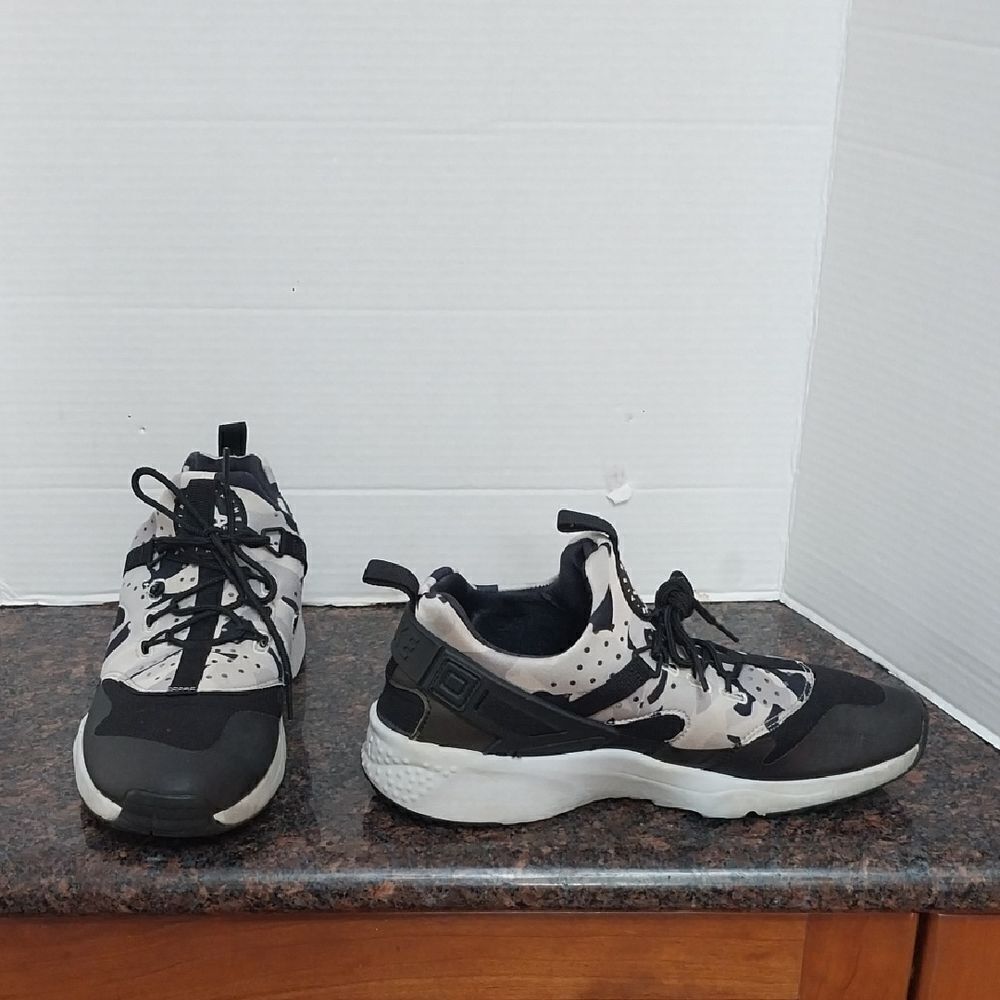 UNISEX AIR NIKE HUARACHE STYLE SNEAKERS in Black and White Camo.  SIZE 9  EUC